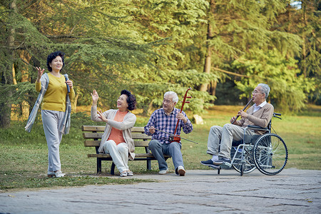 老年人公园相伴唱歌背景图片