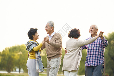 老年人公园跳广场舞高清图片