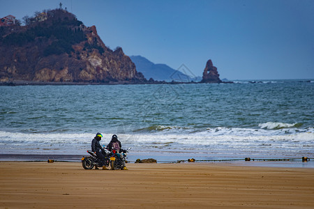 大海沙滩上的摩托车骑手高清图片