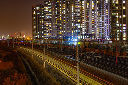 小区温馨万家灯火与铁路轨道背景