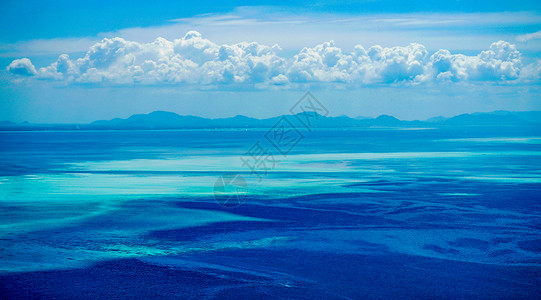 抽象云彩油画感的海平面背景