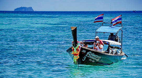 皮皮岛旅游泰国皮皮岛坐船出海背景