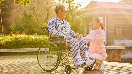 护士照顾行动不便的老人老年生活高清图片素材