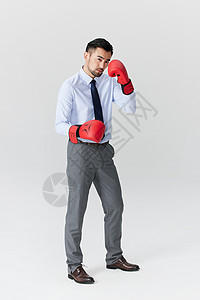 戴着拳击手套的商务男性图片