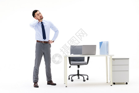 在办公室旁舒展身体的男性图片