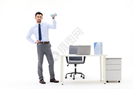 在办公桌旁舒展身体的男性图片