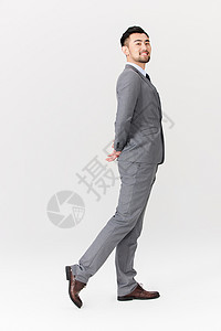 穿灰色西装的商务人士形象图片