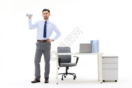在办公室健身的男性图片