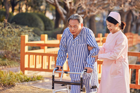 护士照顾住院康复的老人护士服高清图片素材