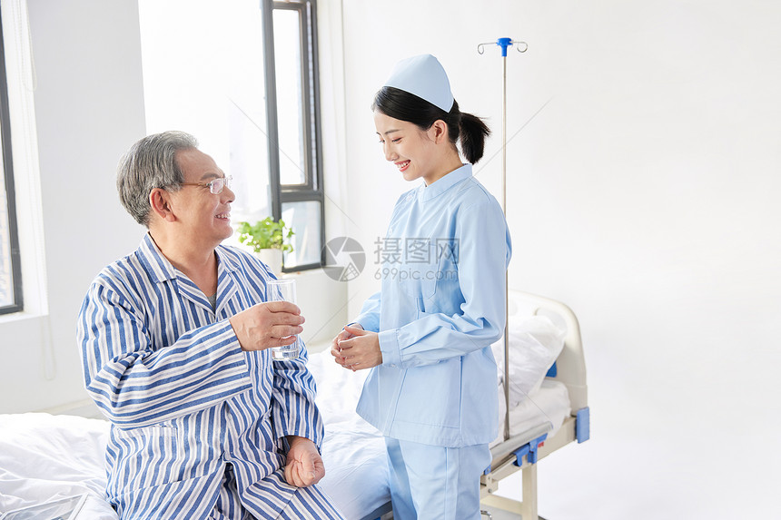 护士照顾住院的老人图片