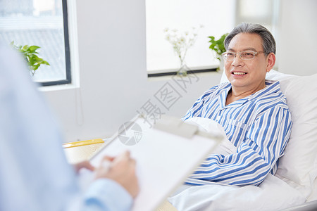 护士询问老人病情并登记图片