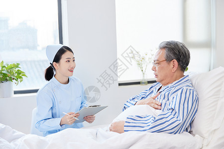询问病人身体病情的护士图片