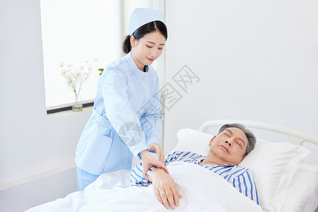 护士贴心的照顾老人图片