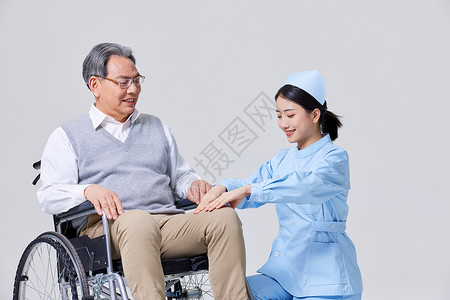 护士为老人按摩腿部背景图片