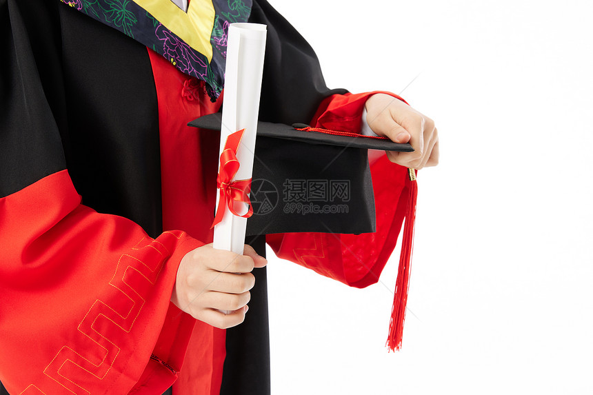 手拿博士帽和毕业证书特写