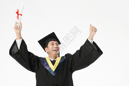 男大学毕业生手举毕业证书图片