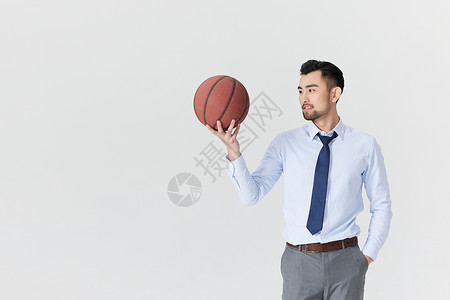 打篮球的职场男性图片