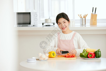 料理机周末居家做美食的年轻女性背景