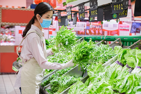 人物素材商店佩戴口罩的超市服务员整理蔬菜区背景