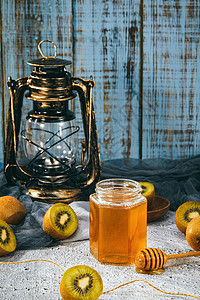 桌上的蜂蜜罐子图片