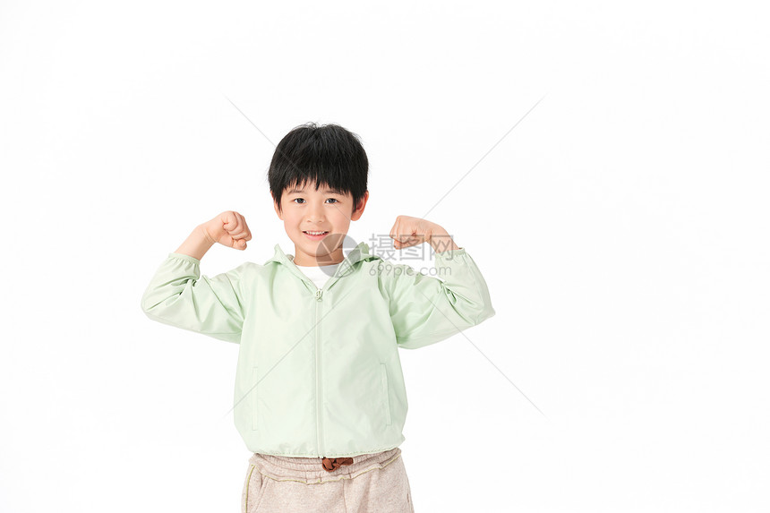 爱锻炼的小男孩展示肌肉图片