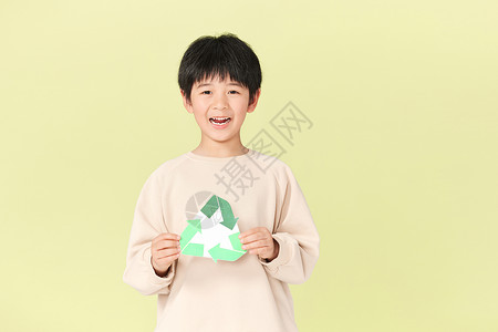 循环标志素材展示可回收物标志的小男孩背景