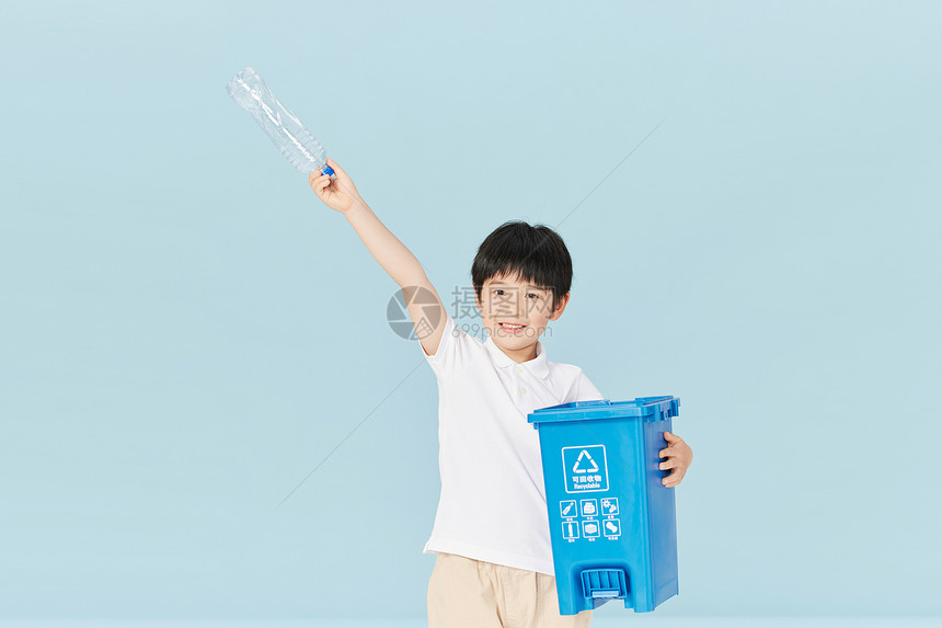 抱着可回收垃圾桶的小男孩图片