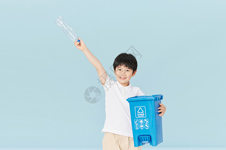 抱着可回收垃圾桶的小男孩高清图片