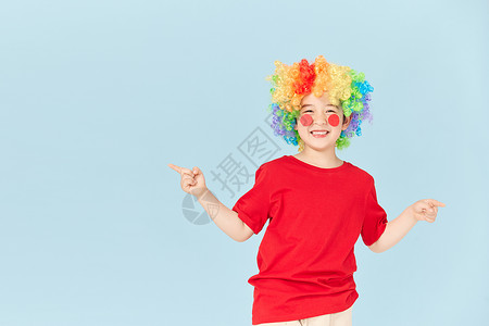 愚人节扮成小丑开心的男孩高清图片