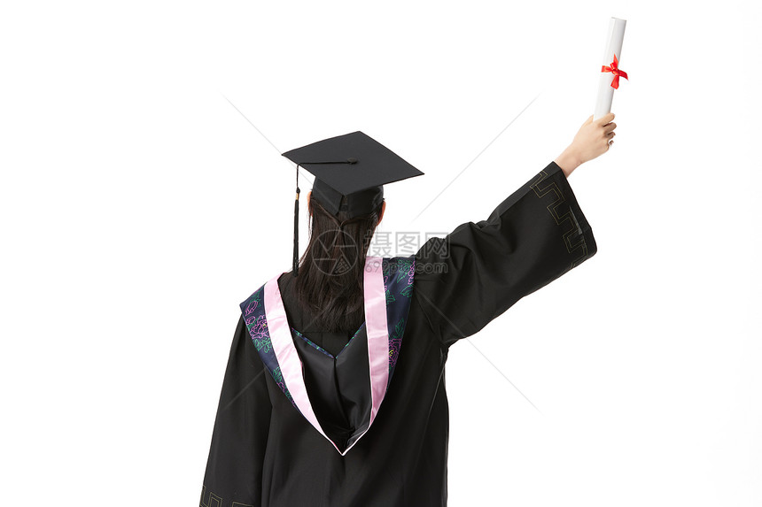 女大学毕业生手举毕业证书背影图片