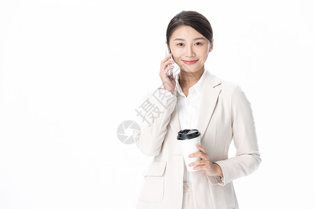 青年商务女性拿奶茶杯打电话背景图片