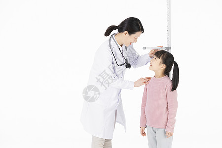 孩子长高给小女孩测量身高的医护人员背景
