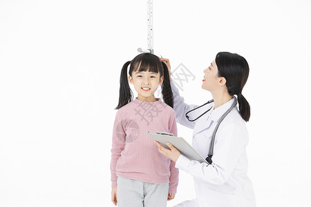 儿童医疗漫画医护人员给小女孩测量身高背景
