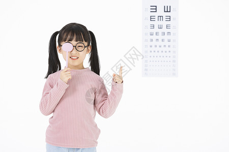 测试视力的小女孩图片