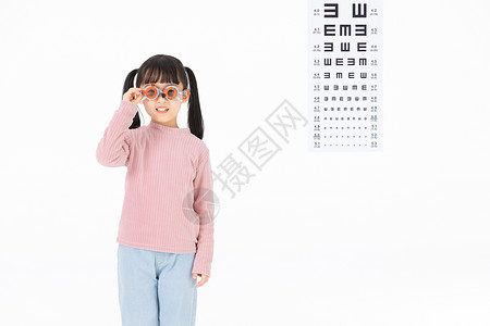 配眼镜的小女孩背景图片