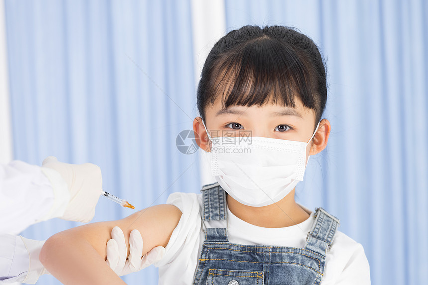 打针的小女孩接种疫苗图片