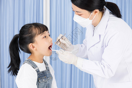 儿童牙齿保护牙医给小女孩检查牙齿背景