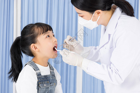 牙医给小女孩检查蛀牙高清图片