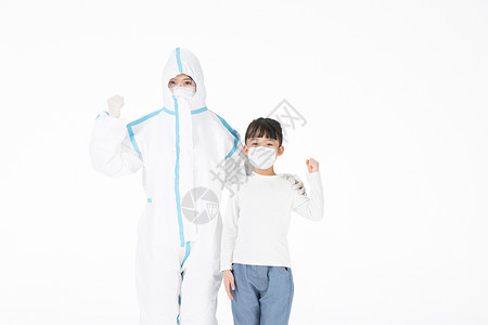 穿防护服的医护人员与戴口罩的小女孩形象高清图片