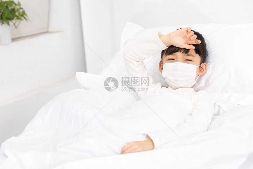 发烧的小女孩躺在病床上图片