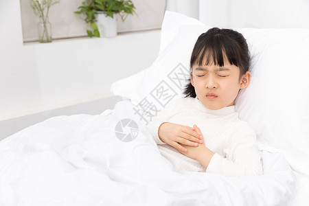 躺在病床上不舒服的小女孩图片素材
