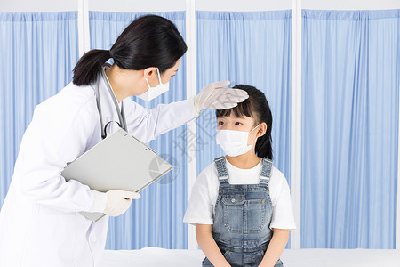发烧的病人儿科医生帮生病小女孩做检查背景