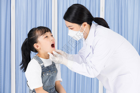 牙龈痛被检查牙齿的小女孩背景