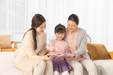 奶奶与妈妈客厅为小女孩讲故事亚洲人高清图片素材