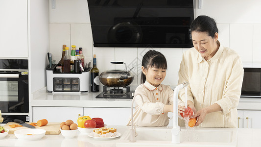 奶奶与孙女厨房做早餐家庭高清图片素材