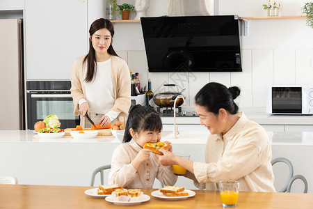 老人孙女祖孙三代奶奶喂孙女吃早餐背景