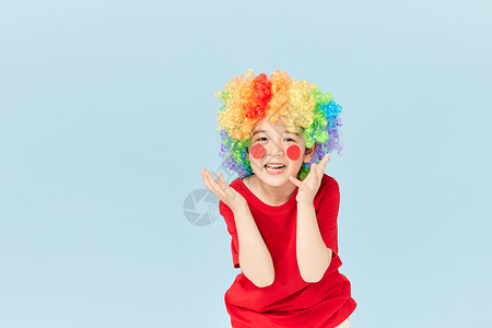 4月1号愚人节装扮成小丑开心笑的小男孩背景