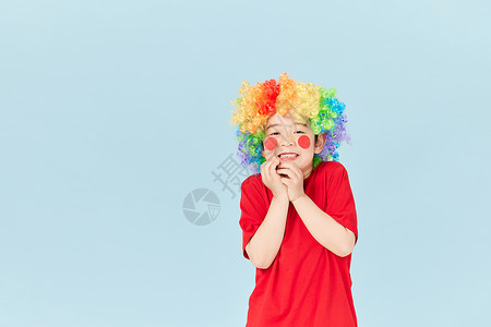 4月1号愚人节扮成小丑的小男孩做搞怪动作背景