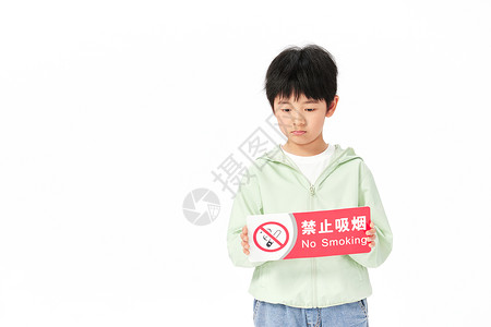 举着禁烟标识不开心的小男孩图片