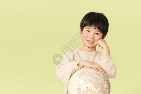 坐着抱球男孩抱着地球一思考的小男孩背景